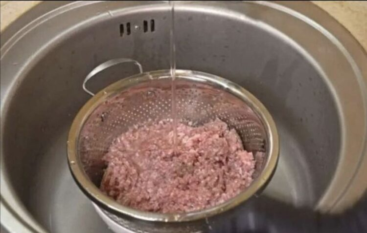 Should you rinse mince meat before cooking – experts weigh in