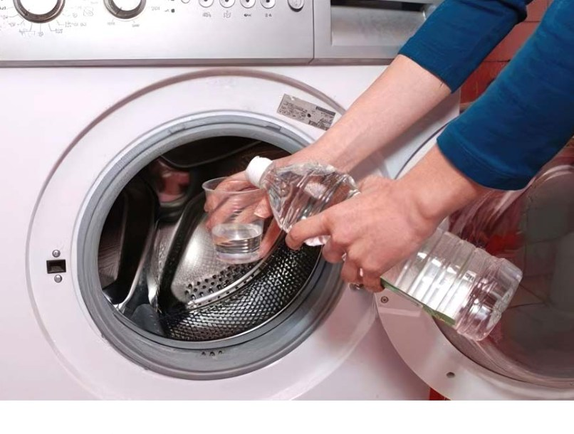 Yes, vinegar helps clean the washing machine thoroughly: here’s how to use it